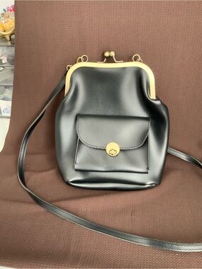 Classic Black leather Kiss-Lock Crossbody Bag with Front Pocket
